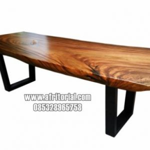 Meja makan alami top kayu trembesi kaki besi