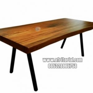 Meja makan kayu trembesi kaki pipa besi