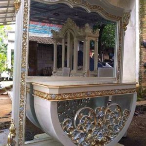Meja Rias Kamar Utama Model Ukiran Terbaru Mewah